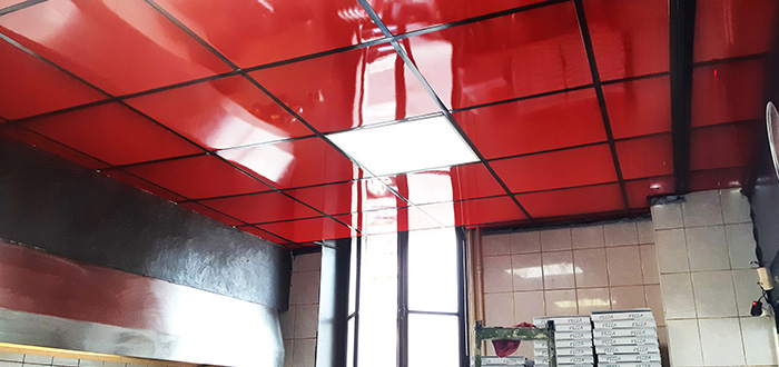 faux plafond rénové avec dalles led rouges allumées après